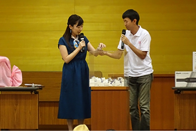 夏まつりのメインイベントとなっている「景品大抽選会」です。参加された方は皆参加できるので、毎年大いに盛り上がっています。